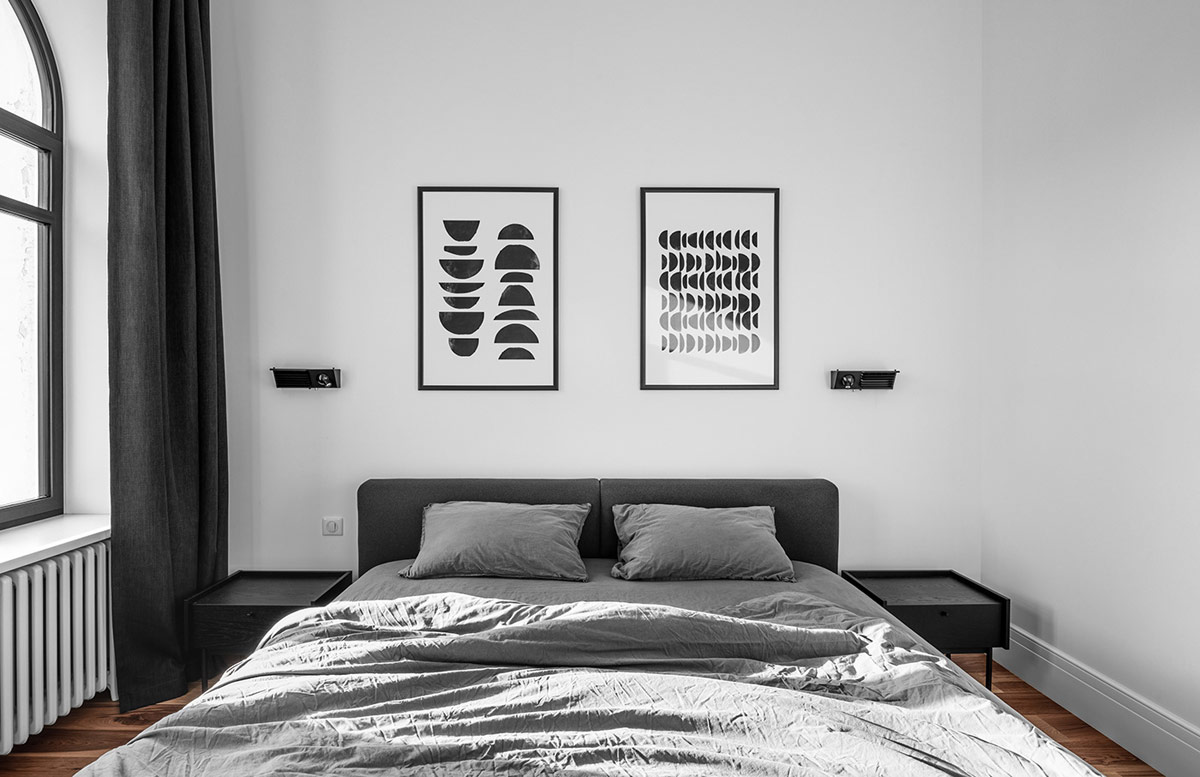 Phòng ngủ trong căn hộ tối giản với 3 tông màu đen - trắng - xám kết hợp hài hòa, không hề tạo cảm giác đơn điệu hay lạnh lẽo.