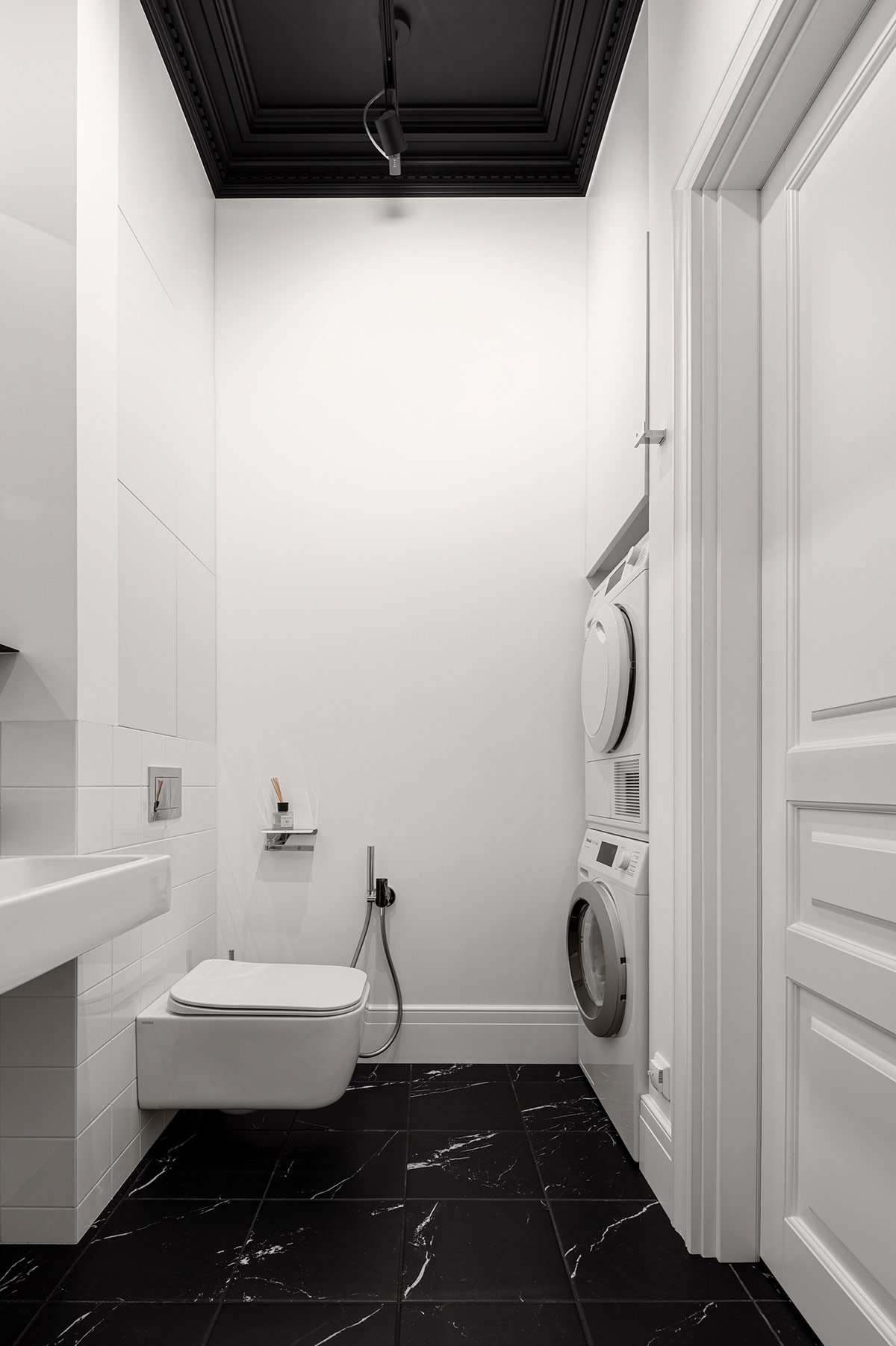 Trần phòng tắm sơn đen cùng tông với gạch lát sàn giúp gia tăng chiều sâu cho không gian, đồng thời mang lại cảm giác sang trọng.