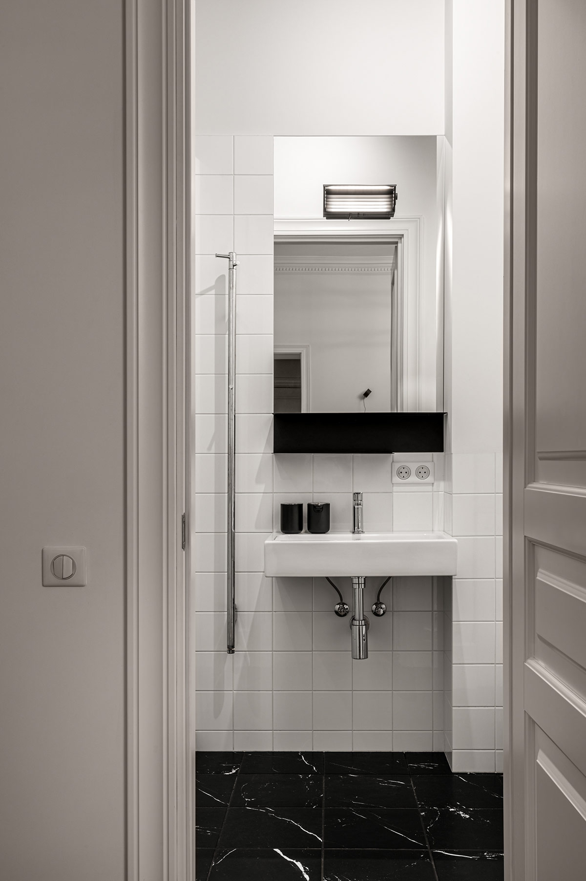 Bồn rửa treo tường giúp giải phóng không gian mặt sàn phòng tắm, tạo độ thông thoáng nhất định cho căn phòng.