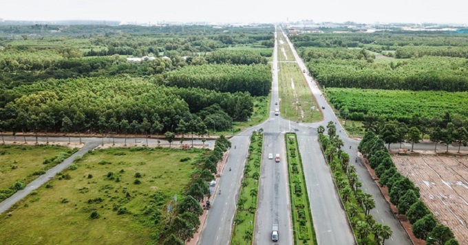 hình ảnh một tuyến đường kết nối với sân bay Long Thành, hai bên nhiều cây xanh