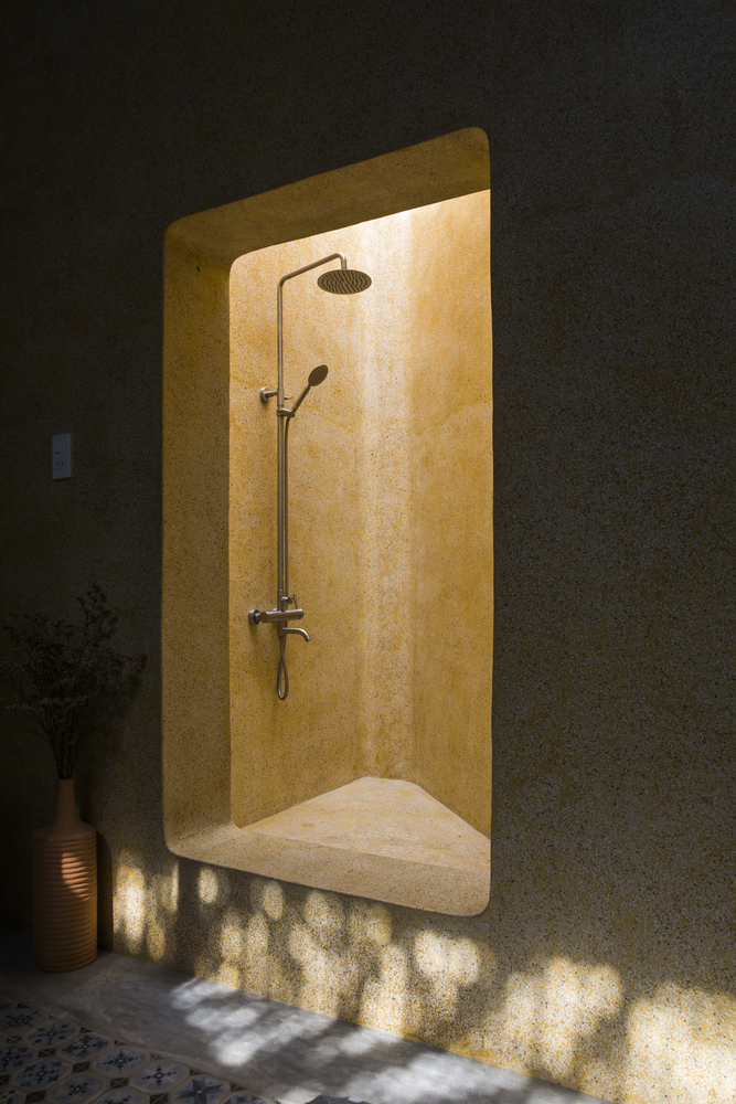 Phòng tắm - vệ sinh cũng tận dụng được tối đa ánh sáng tự nhiên, giúp gia chủ tiết kiệm chi phí cho năng lượng điện thắp sáng.
