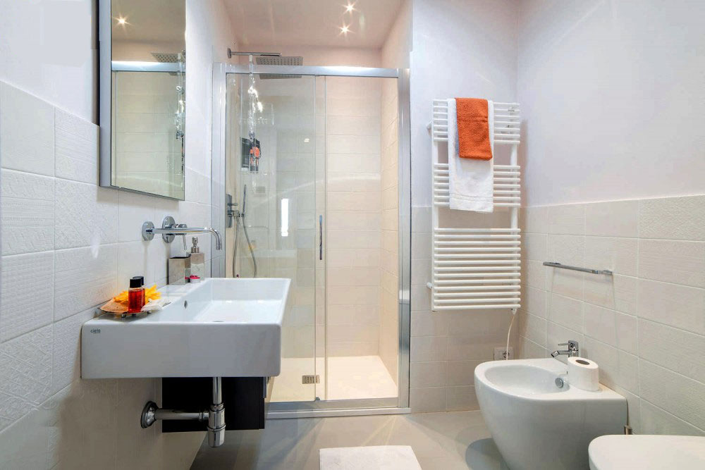Phòng tắm trong nhà ống 4 tầng hiện đại được tách làm hai khu khô - ướt rõ ràng.
