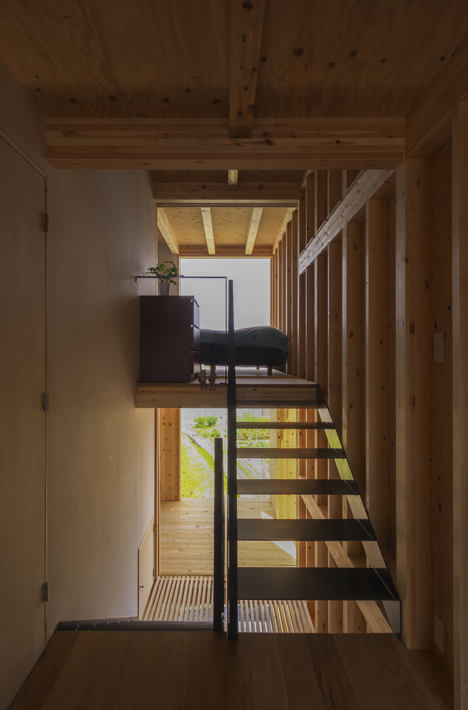 Cầu thang thấp, nhỏ gọn với thiết kế bậc hở tạo độ thông thoáng cho không gian.
