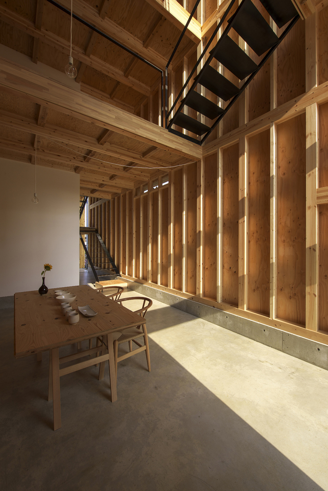 Phần lớn diện tích tầng trệt ngôi nhà dành cho không gian xưởng gốm của gia đình.