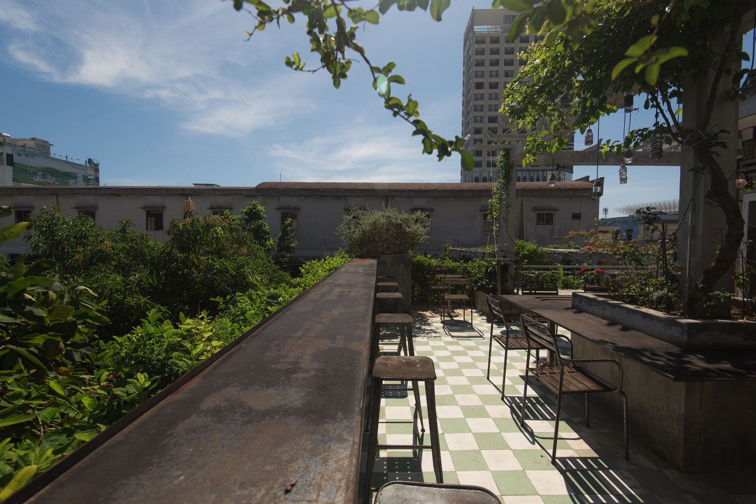 Không gian quán cà phê vườn xanh mát, ngập tràn nắng gió