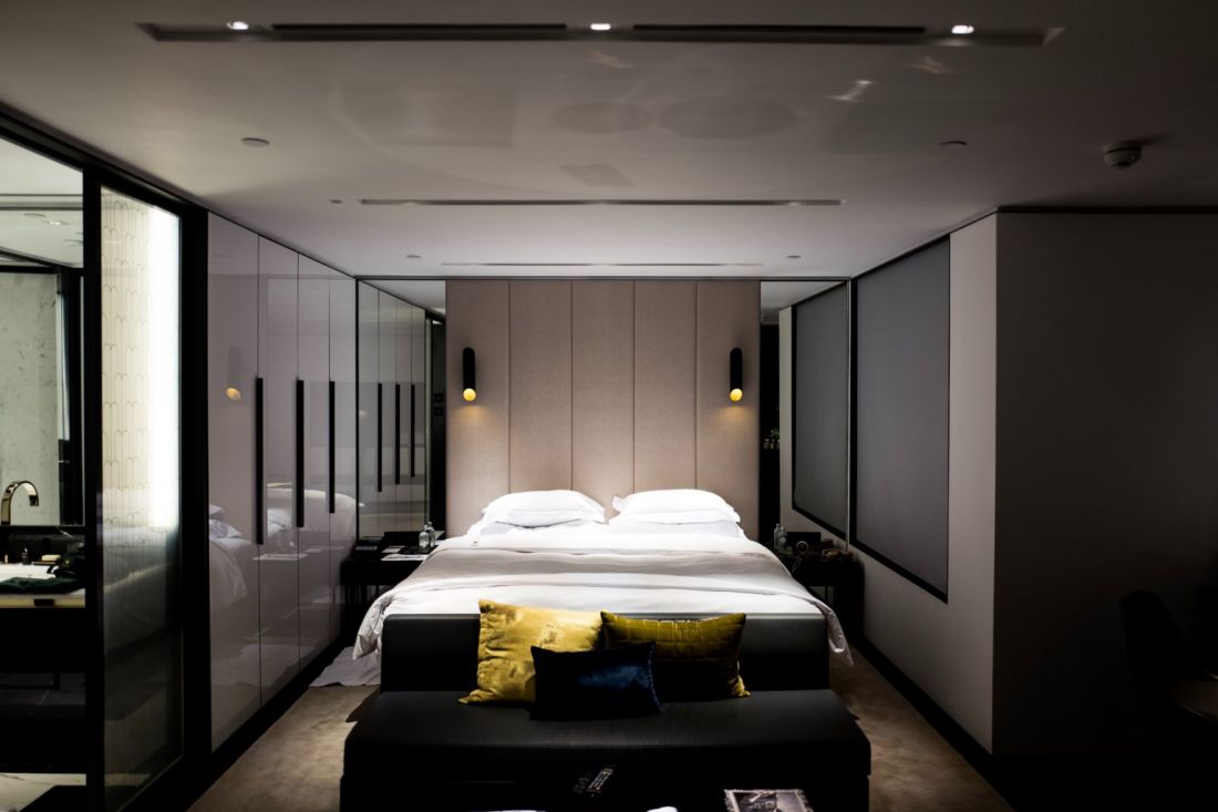 Phòng ngủ thiếu sáng dễ gây lầm tưởng diện tích phòng nhỏ hơn so với thực tế.