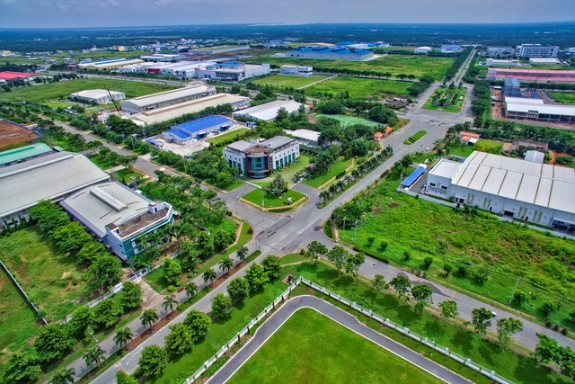 hình ảnh toàn cảnh một khu công nghiệp nhìn từ trên cao với nhiều nhà xưởng, cây xanh