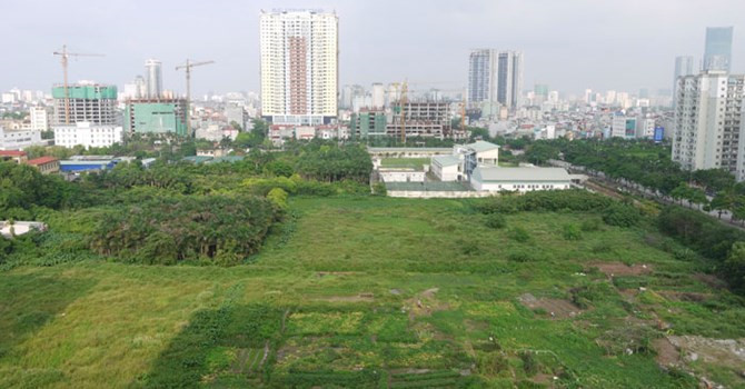 hình ảnh một khu đất trống nhìn từ trên cao với cỏ cây xanh mát