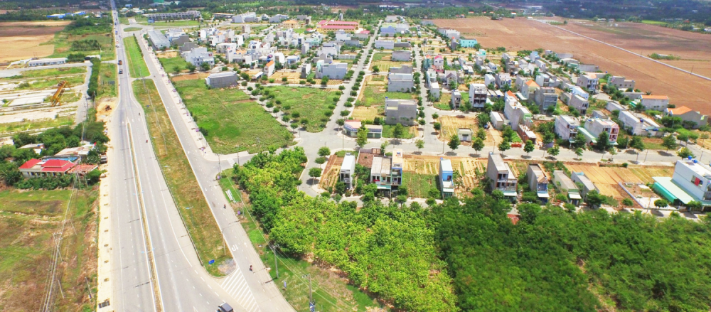 hình ảnh một khu đất rộng nhìn từ tren cao với đường trải nhựa, cây xanh, nhà ở