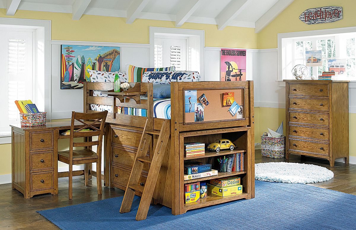 Nội thất gỗ trong phòng ngủ của trẻ được thiết kế đồng bộ, đa năng và mang đến cảm giác ấm áp, thân thiện cho người dùng.