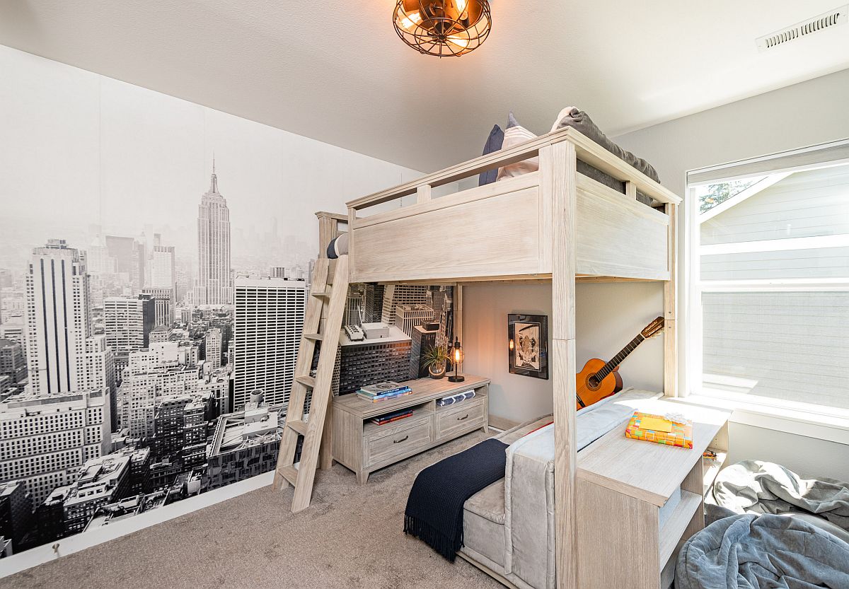 Phòng ngủ con trai phong cách công nghiệp hiện đại với bức tranh tường đen trắng làm phông nền chính, giường gác xép có góc học tập bên dưới.