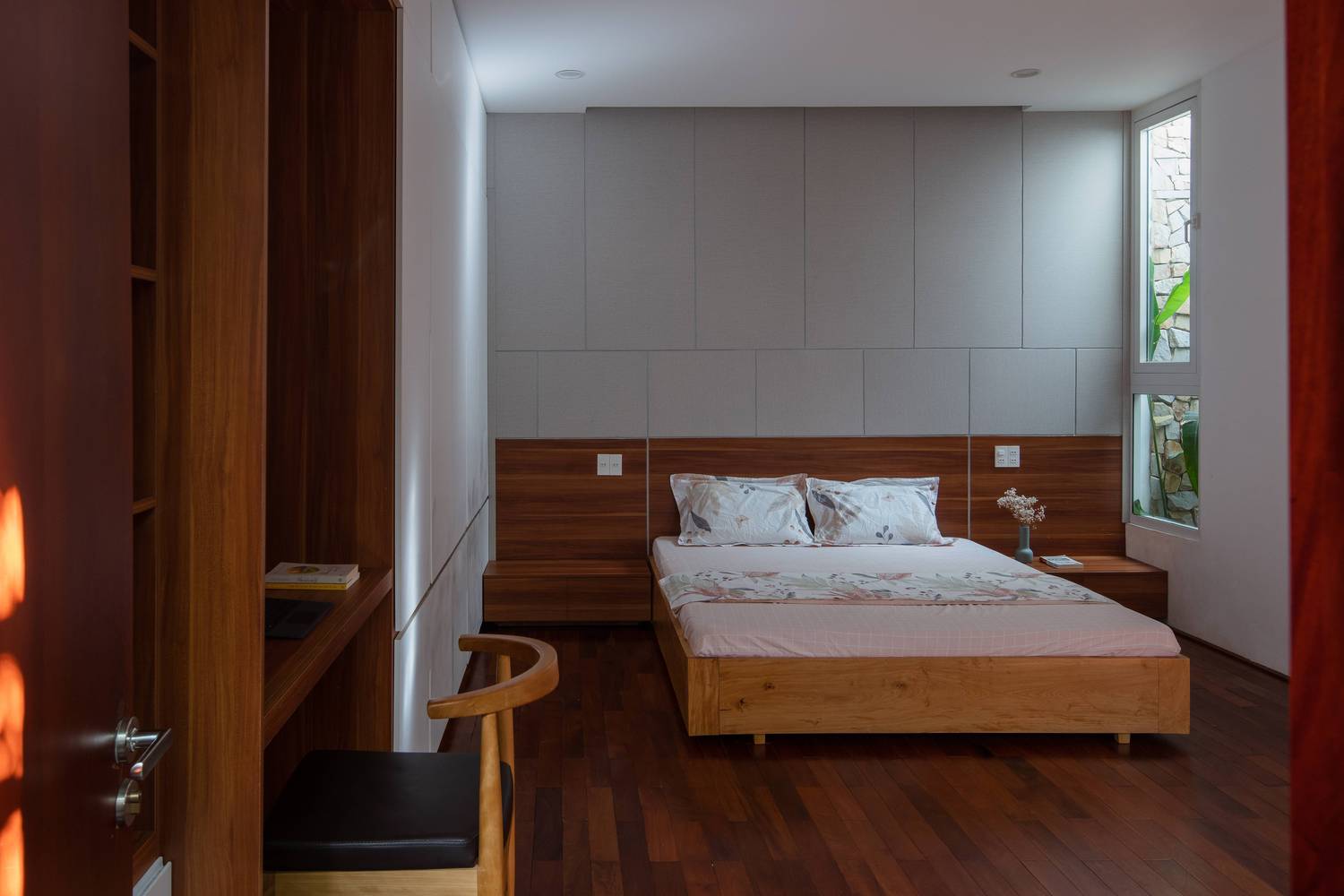 Phòng ngủ ấm áp, tạo cảm giác thư giãn với nội thất gỗ tự nhiên chủ đạo.