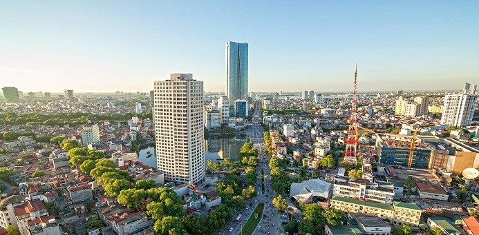 hình ảnh một góc thành phố Hà Nội nhìn từ trên cao với nhiều tòa nhà cao tầng xen kẽ khu dân cư thấp tầng, cây xanh, đường sá
