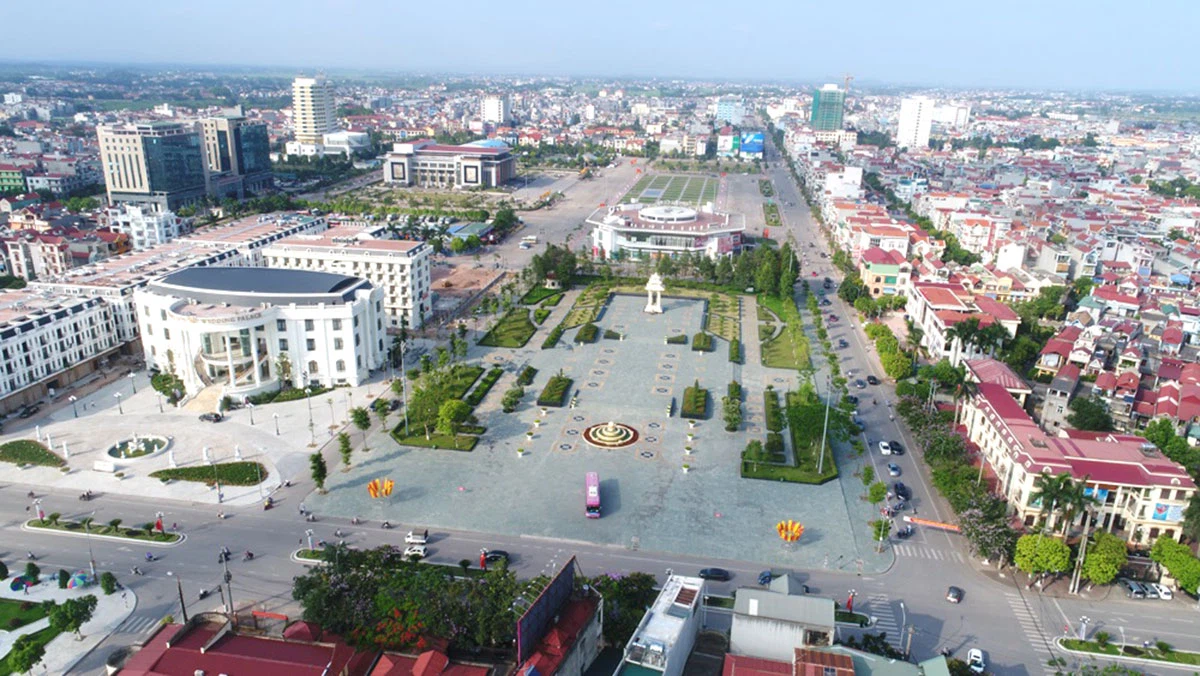 hình ảnh một góc TP. Bắc Giang tỉnh Bắc Giang nhìn từ trên cao với nhiều tòa nhà cao tầng xen kẽ khu dân cư thấp tầng, cây xanh
