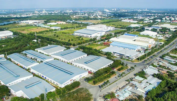 hình ảnh toàn cảnh một khu công nghiệp nhìn từ trên cao với nhiều nhà xưởng, cây xanh
