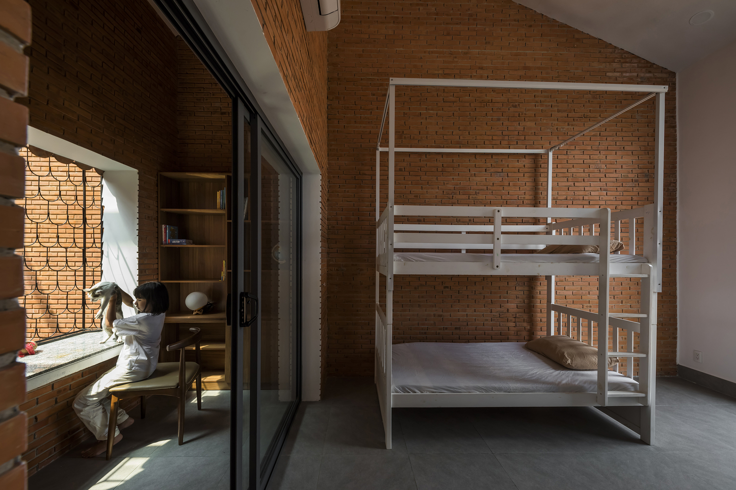 Phòng ngủ cho trẻ với thiết kế giường tầng đơn giản và đảm bảo an toàn. Cửa kính trượt phân tách rõ hai khu vực ngủ nghỉ, học tập.