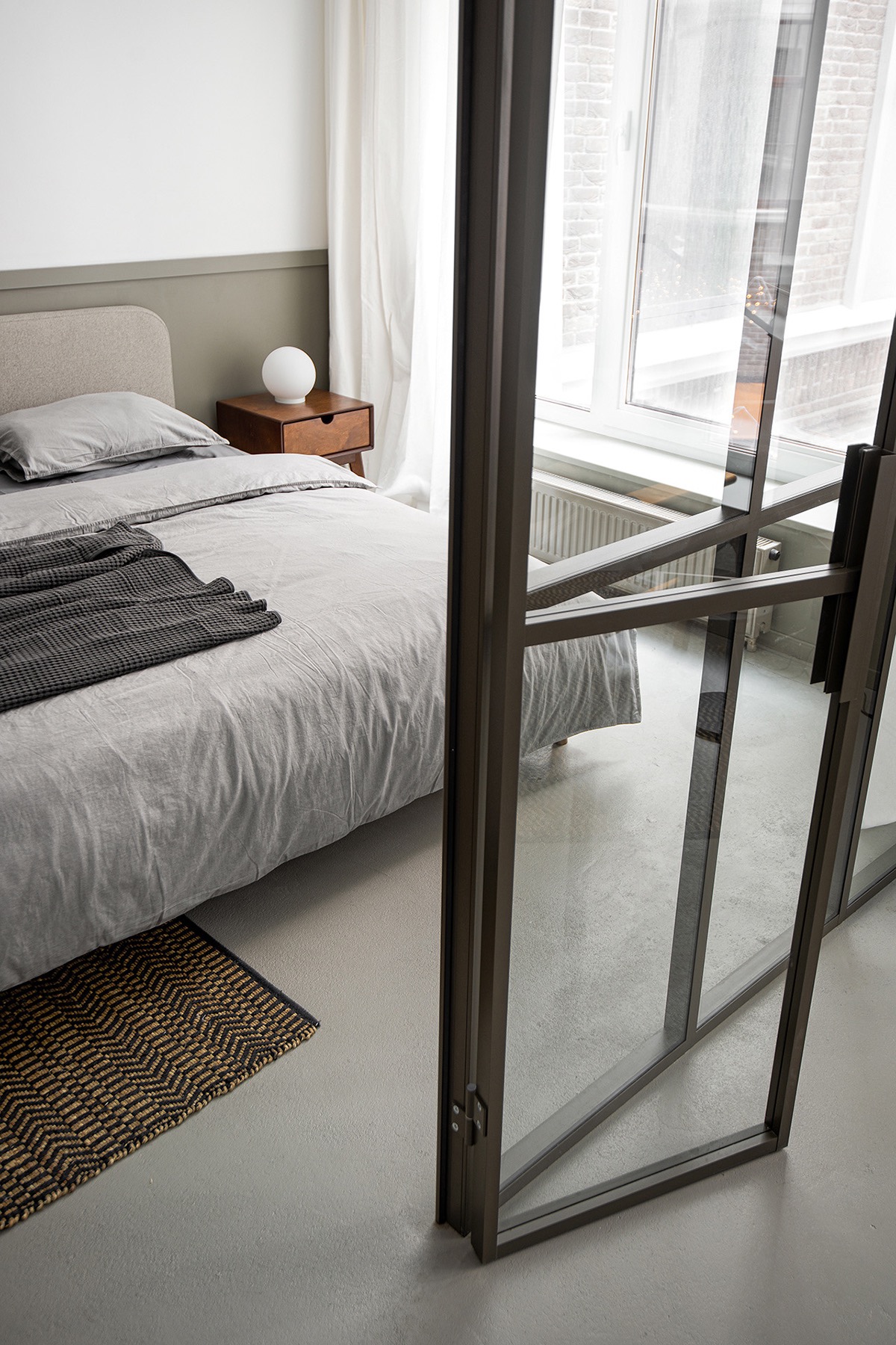 Tường kính không chỉ giúp đón sáng tự nhiên cho phòng ngủ mà còn tạo cảm giác rộng rãi hơn về mặt thị giác, giúp người dùng thư giãn, thoải mái nhất có thể.
