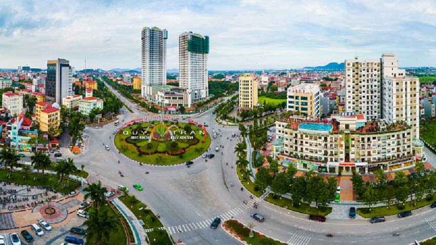 Một góc TP. Bắc Ninh nhìn từ trên cao với đường sá rộng rãi, các tòa nhà cao tầng, khu dân cư thấp tầng xen kẽ cây xanh