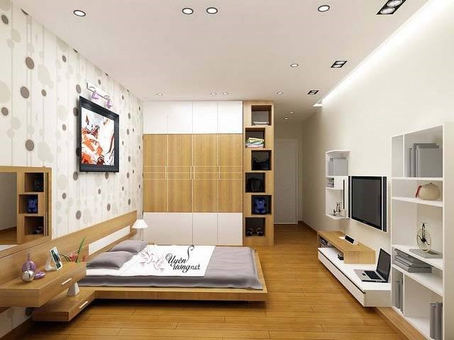 Phòng ngủ master của vợ chồng gia chủ mang hơi hướng phong cách Nhật với giường thấp sàn, sàn gỗ tự nhiên, nội thất tối giản.