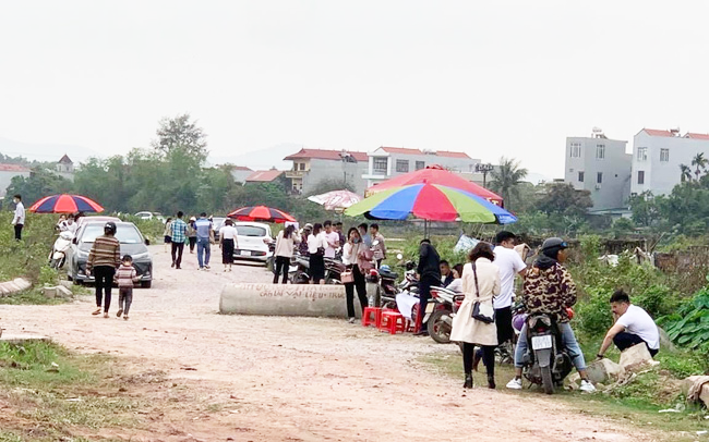hình ảnh đám đông người dân tìm mua đất nền ở Bắc Giang