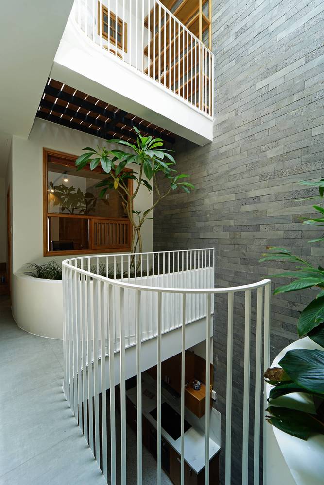 Kiến trúc sư thiết kế khoảng thông tầng khéo léo đón sáng tự nhiên tối đa cho không gian bên trong nhà đẹp Đà Nẵng, góp phần thông gió chéo tối ưu.