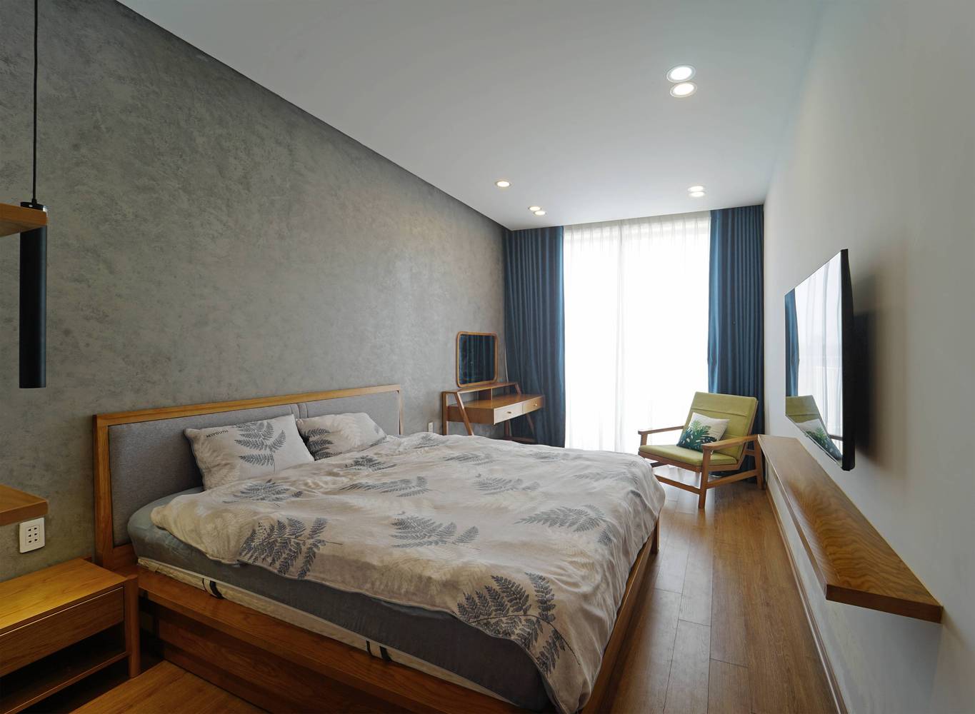 Phòng ngủ master có thiết kế đơn giản, tiết chế tối đa đồ nội thất. Cửa kính lớn cho phép ánh sáng tự nhiên ngập tràn không gian phòng.