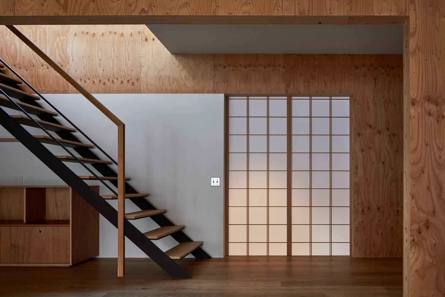Cầu thang nhỏ gọn với thiết kế bậc hở thông thoáng, dẫn lối lên tầng trên ngôi nhà.