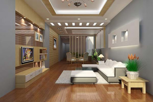 Phòng khách nhà vườn 1 tầng nổi bật với bộ sofa màu trắng sang trọng, đối diện là hệ tủ kệ tiv bằng gỗ đơn giản, tạo độ thoáng cho không gian.