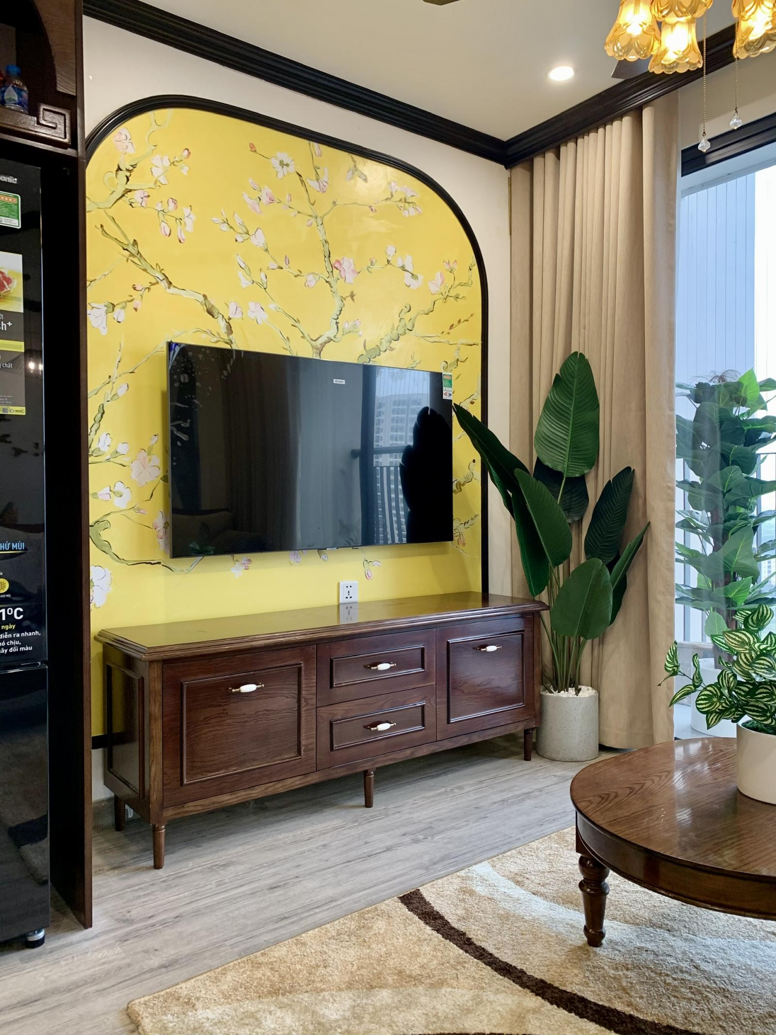 tủ kệ tivi phòng khách, mảng tường decor màu vàng, họa tiết mùa xuân