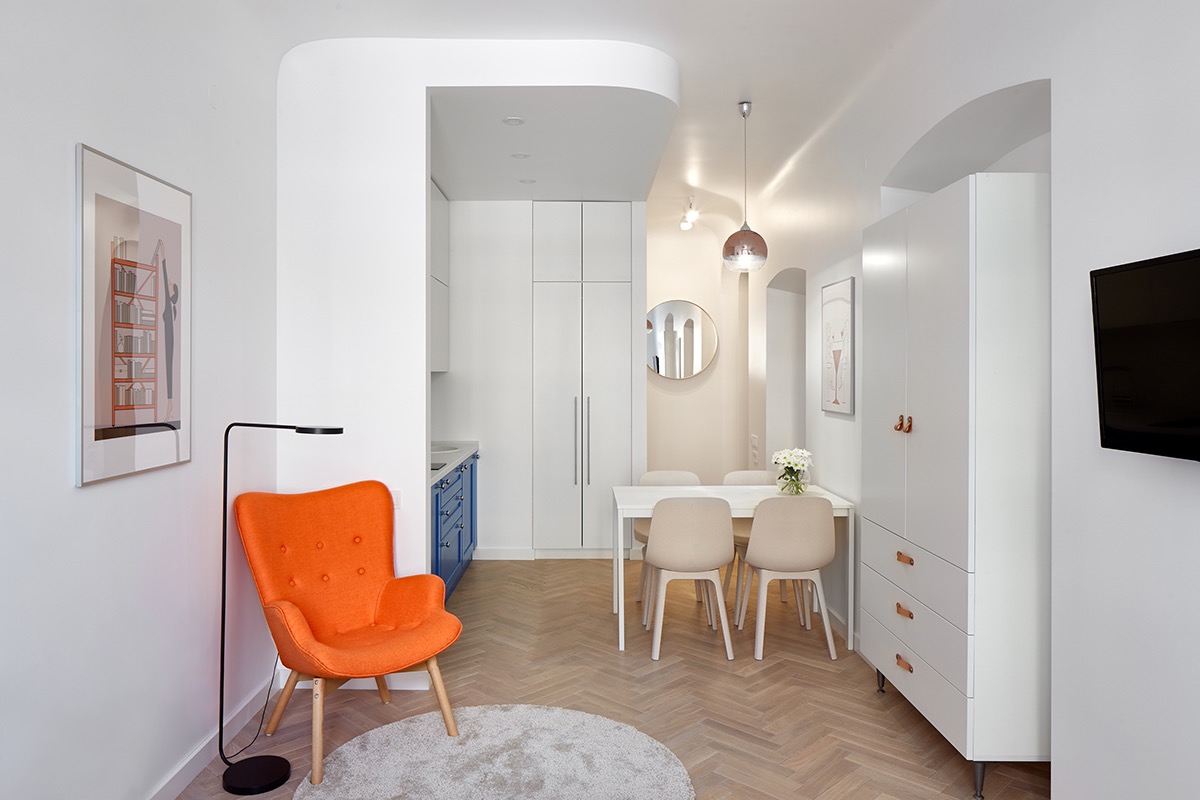 Phòng ăn nhỏ tông màu trắng kem thanh lịch tạo cảm giác rộng thoáng hơn cho khu bếp căn hộ có diện tích khiêm tốn