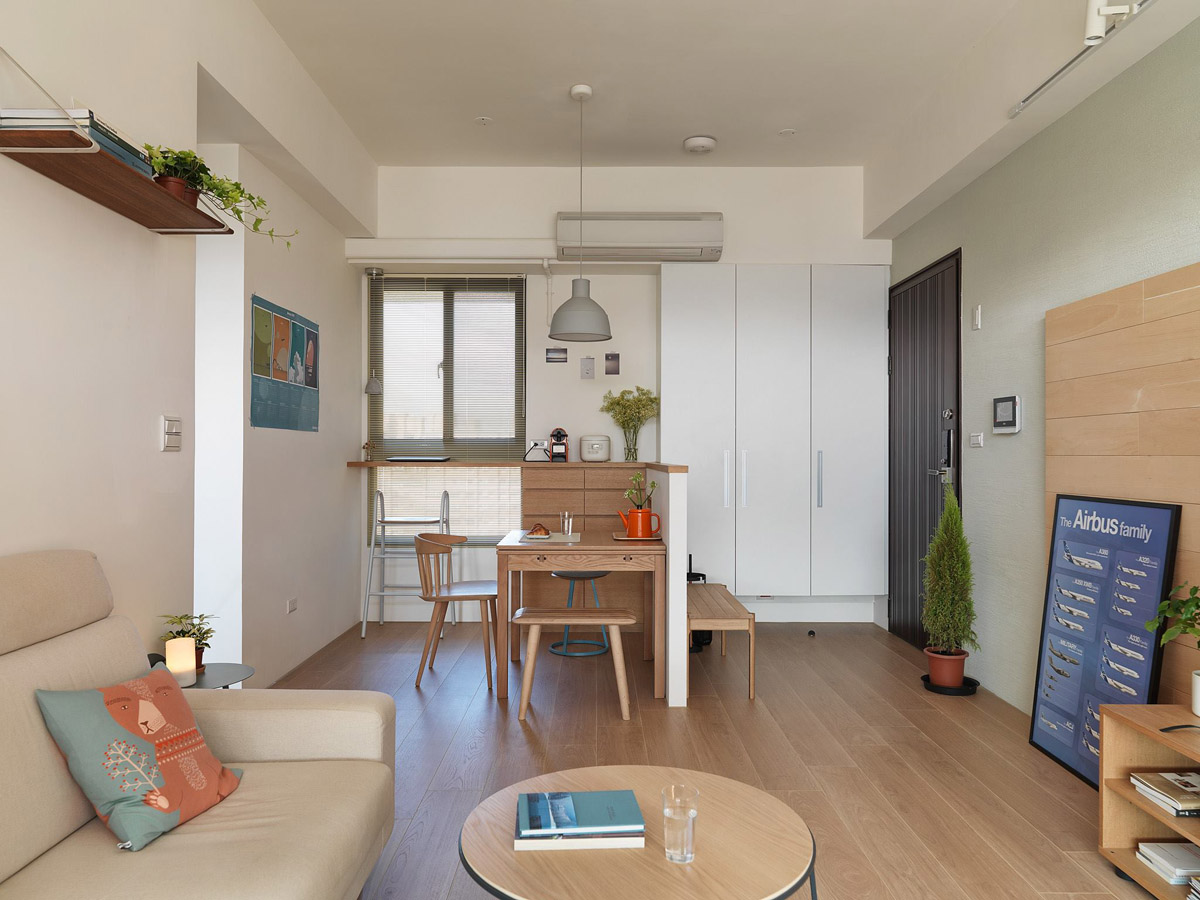 Không gian sinh hoạt chung trong căn hộ nhỏ toát lên vẻ ấm cúng, thân thuộc với sàn gỗ xuyên suốt, nội thất nhỏ gọn và ánh sáng ngập tràn.