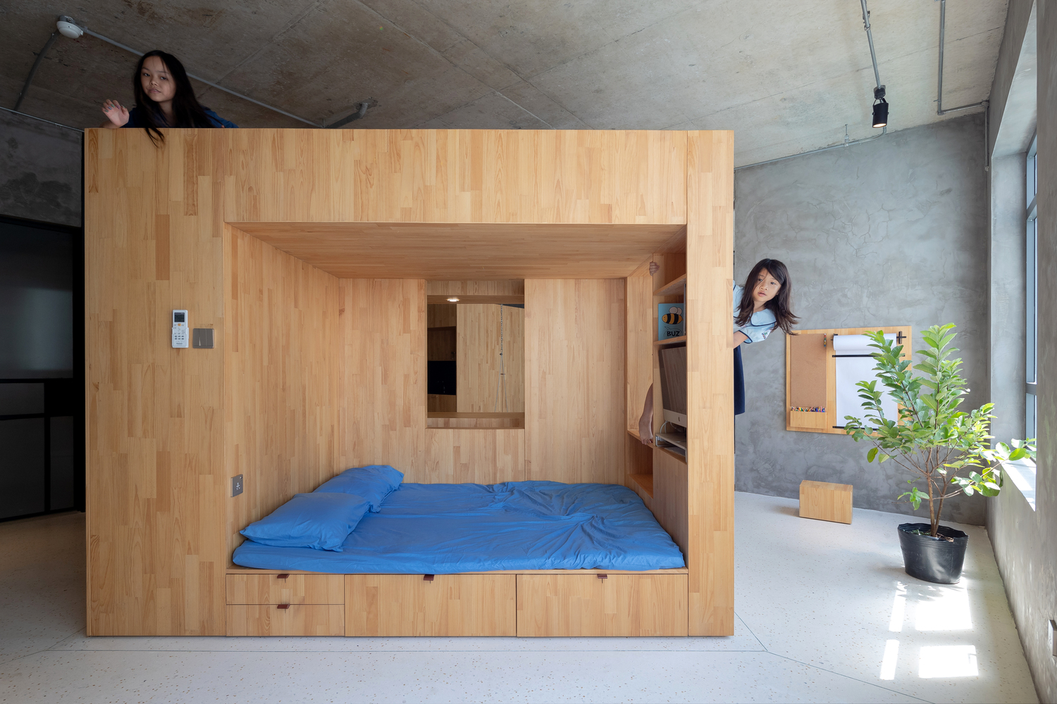 giường tầng trong hộp gỗ