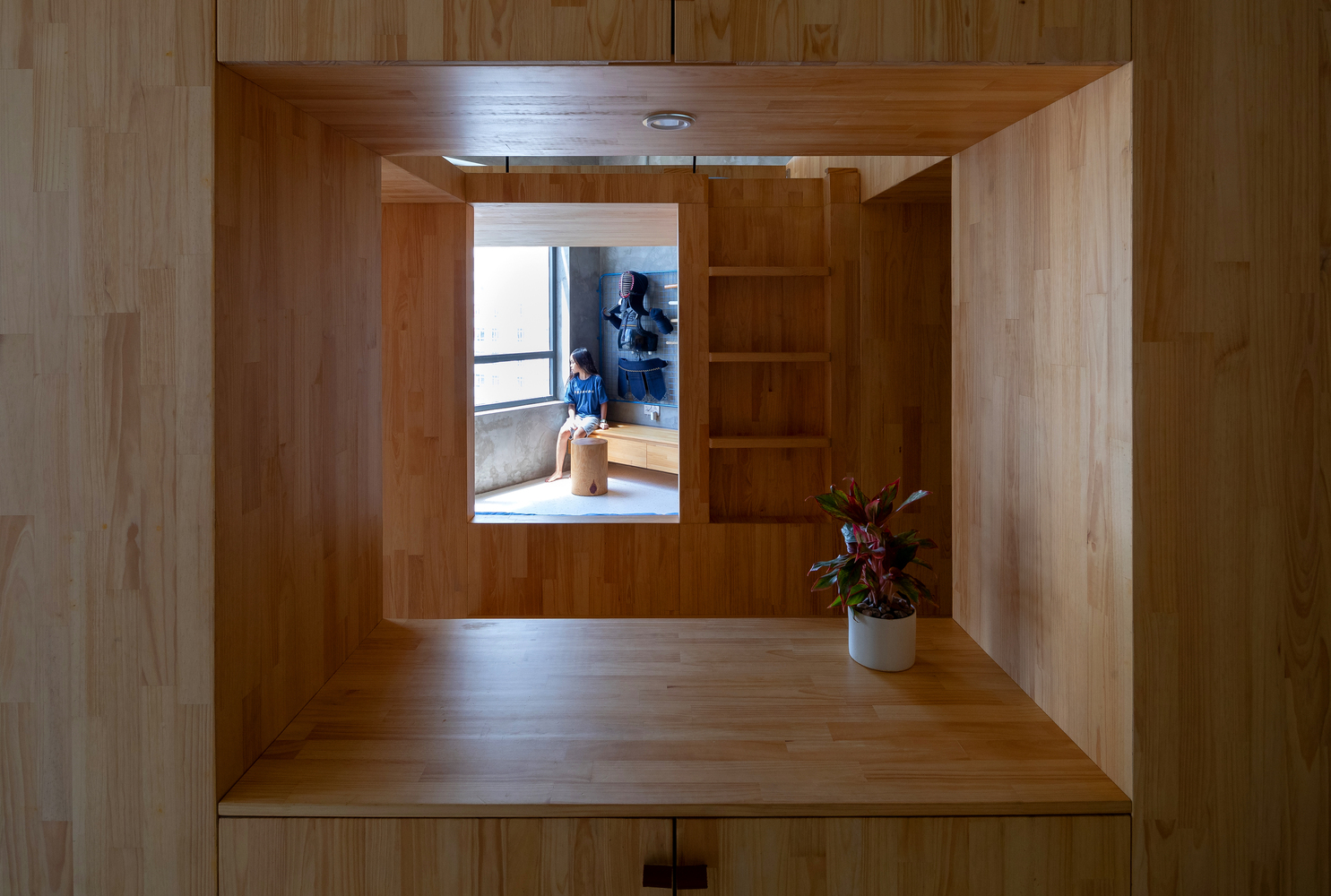 hình ảnh cận cảnh khối hộp gỗ màu sáng trong căn hộ chung cư