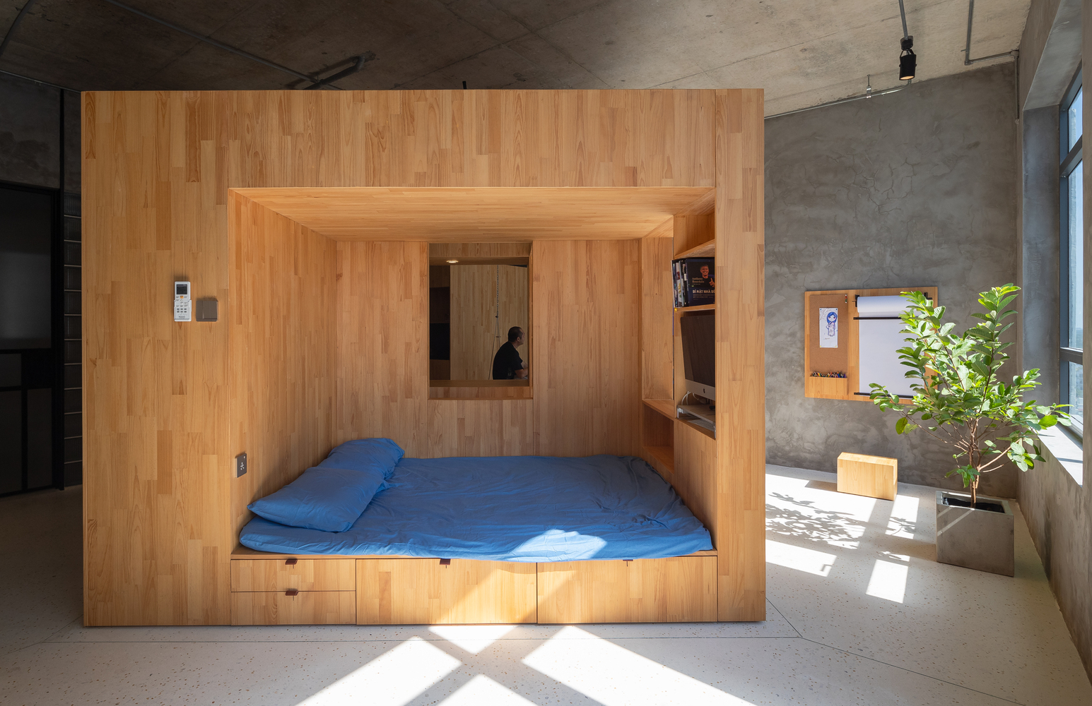 cận cảnh giường ngủ trong hộp gỗ