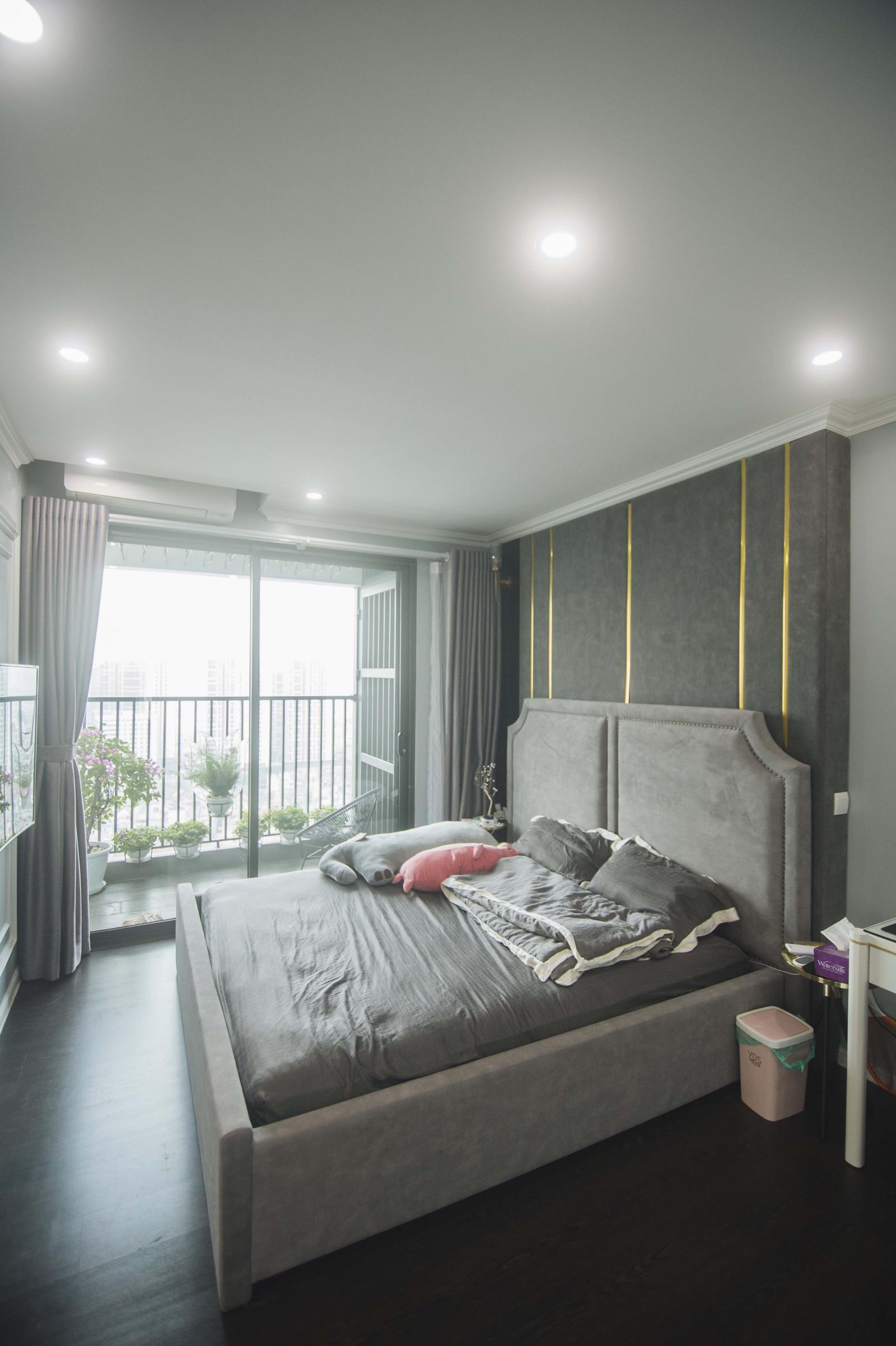 Căn phòng luôn thông thoáng và nhận đủ ánh sáng tự nhiên nhờ khung cửa cao rộng mở ra ban công riêng của phòng ngủ.
