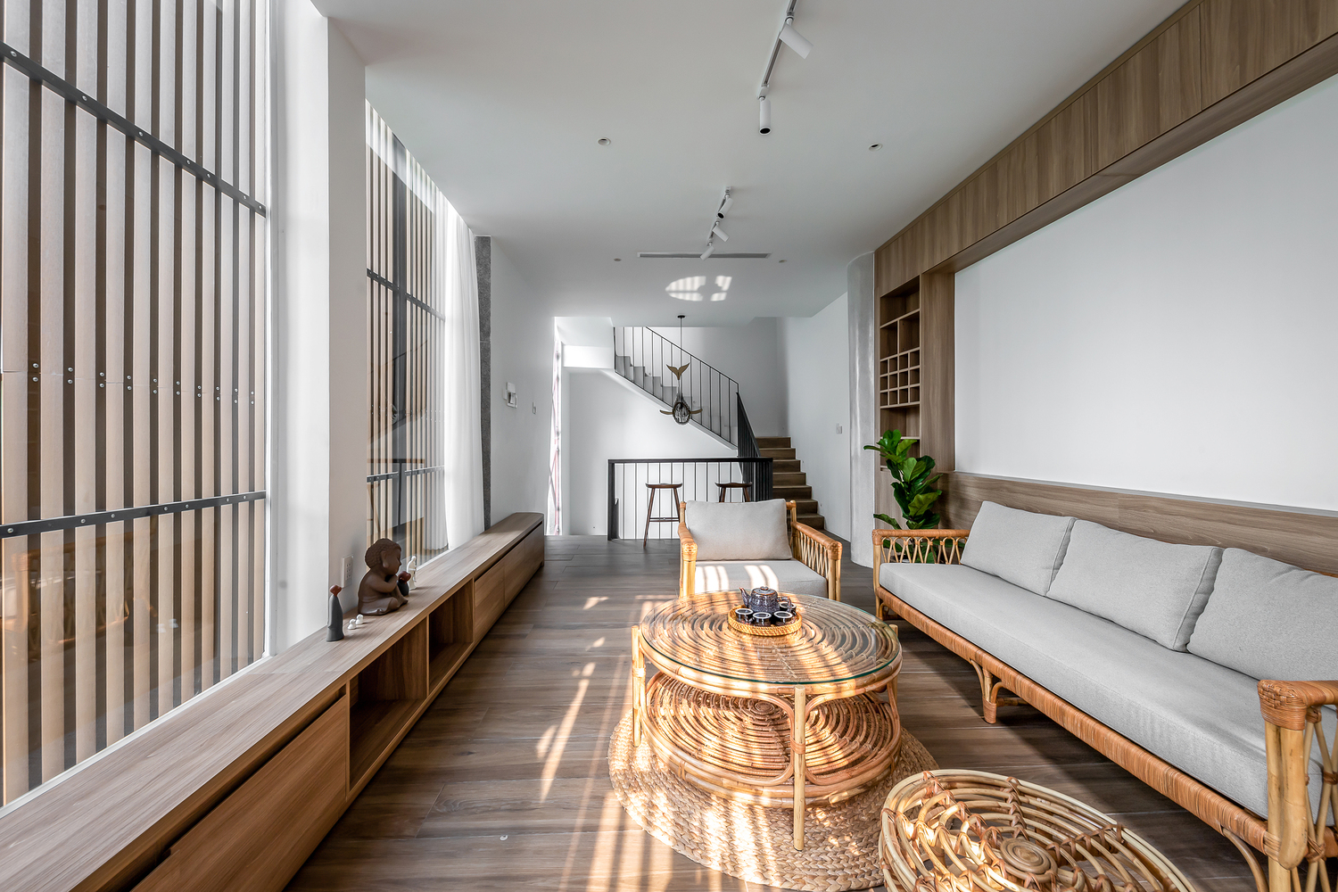 Tông màu trắng chủ đạo từ tường và trần tạo cảm giác rộng rãi hơn cho không gian. Trong khi đó, nội thất gỗ mang lại sự ấm áp, thân thiện.
