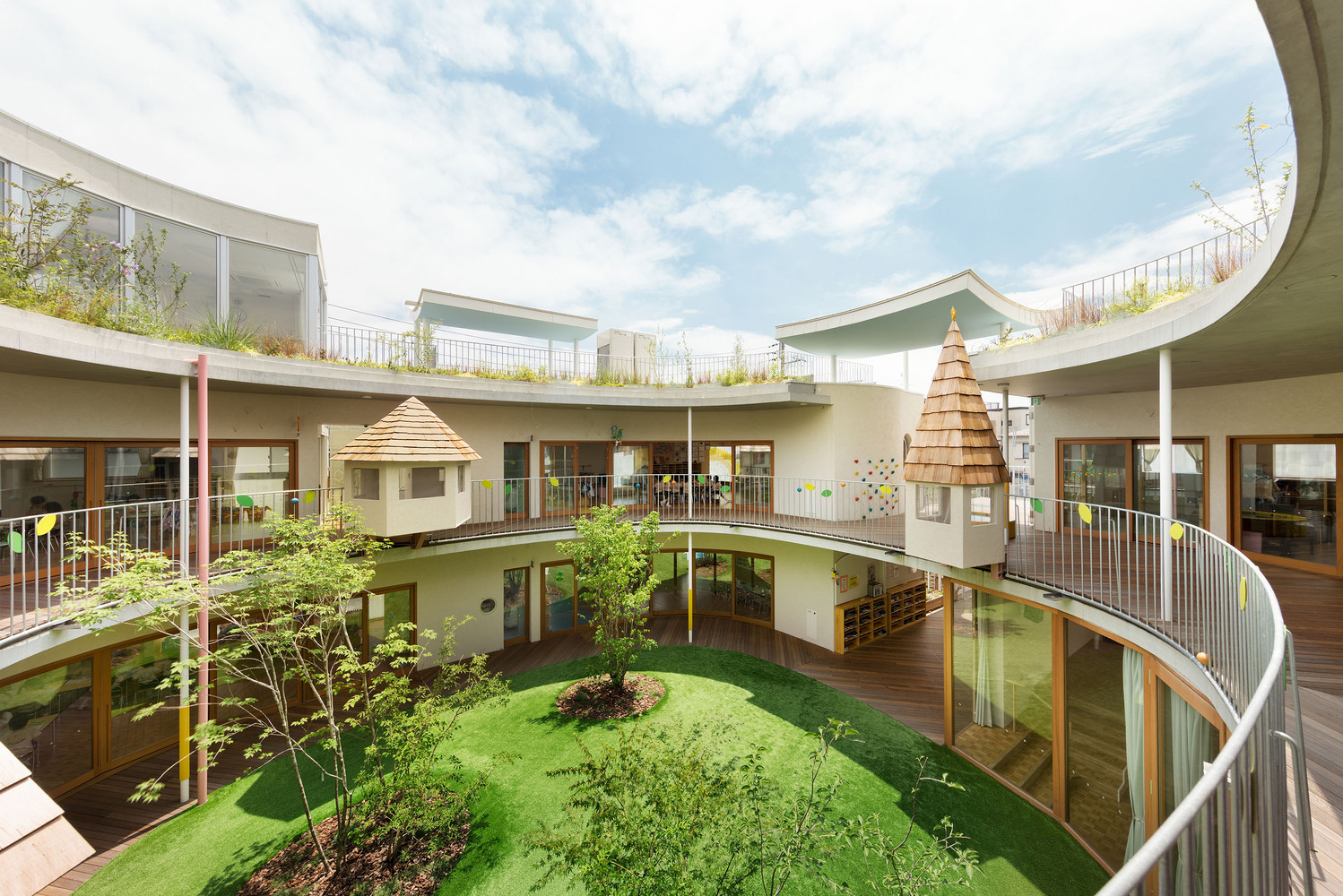 Tọa lạc ở phường Arakawa của Tokyo, trường mẫu giáo Tomonoki-Himawari được xây dựng theo phong cách mở, kết nối trực tiếp với thiên nhiên rộng lớn. 