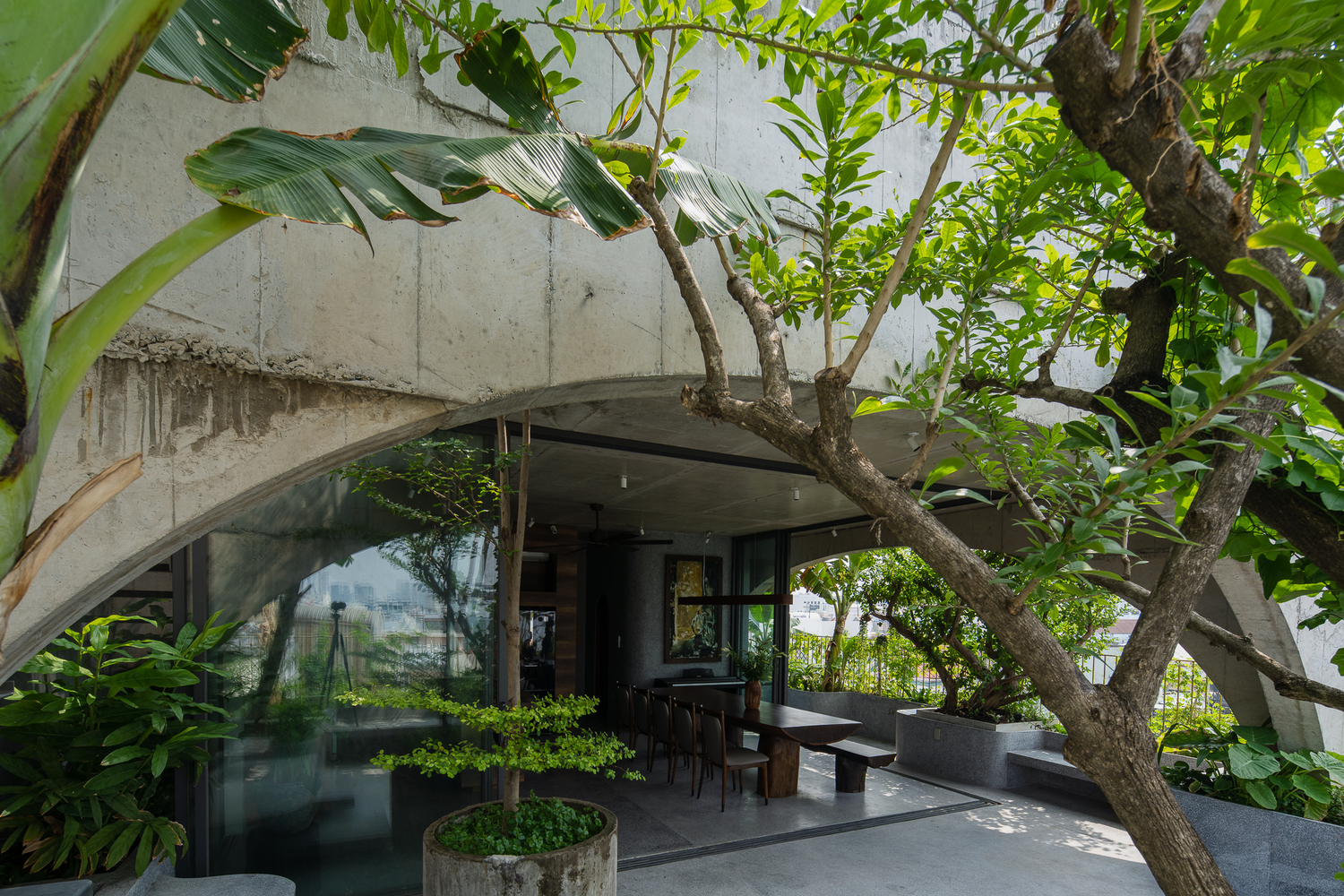 Kiến trúc sư tạo mảng che bằng cây xanh kết hợp tường thông gió bằng khung sắt, ván xi măng cho các tầng nhà nhằm tạo sự phân tách với không gian bên ngoài.