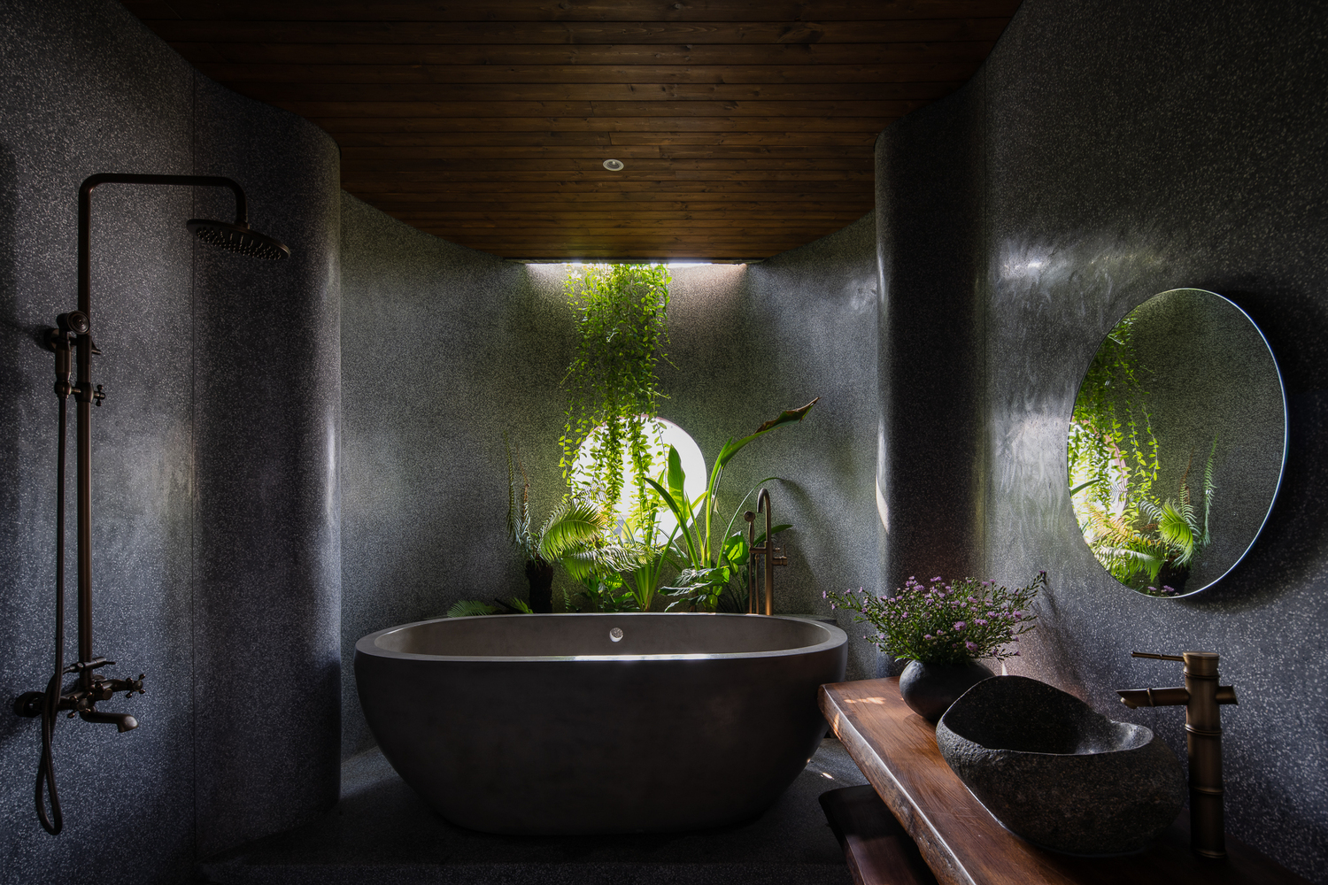 Phòng tắm có thiết kế ấn tượng với cây xanh và ánh sáng tinh tế.