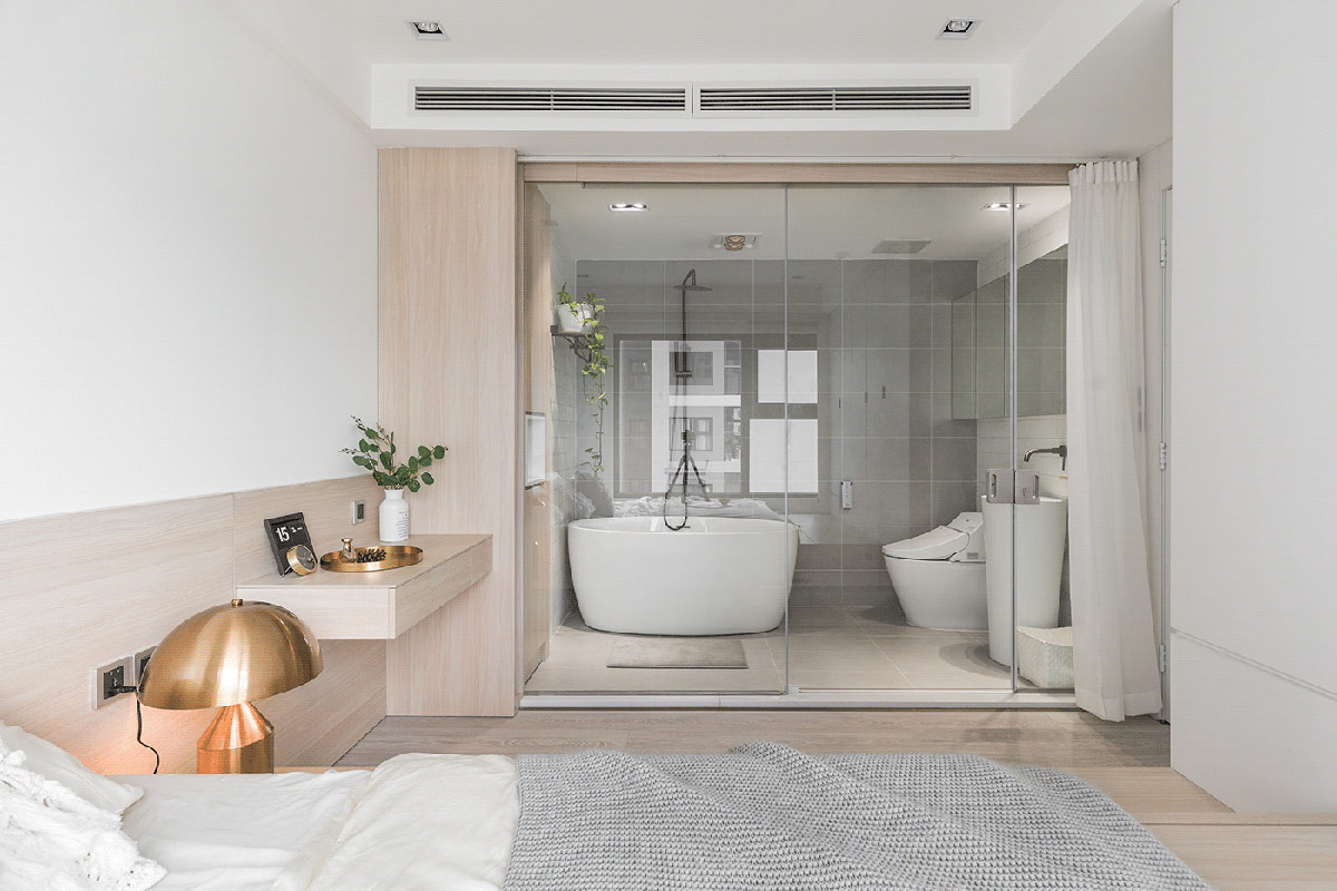 Phòng tắm, vệ sinh khép kín phân tách với khu vực ngủ nghỉ bởi tường kính trong suốt, hiện đại. Chất liệu kính tạo cảm giác rộng rãi và thoáng đãng hơn cho phòng ngủ.