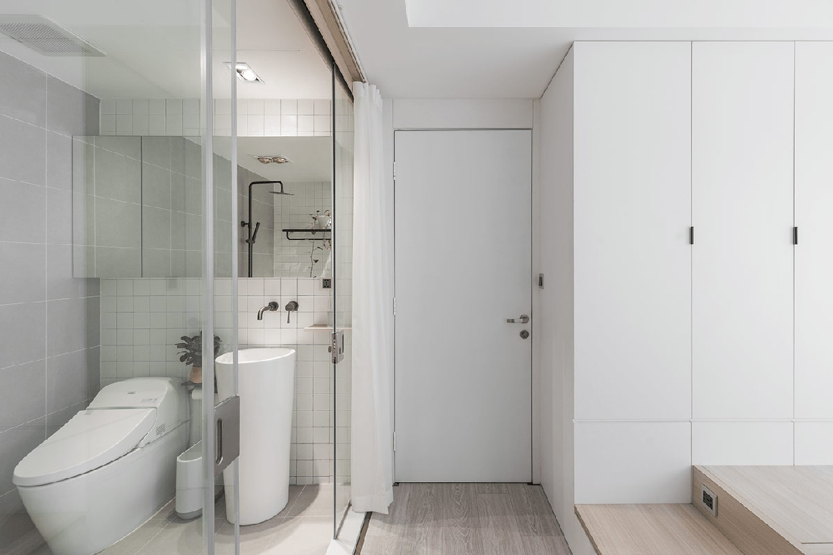 Phòng tắm căn hộ tội giản tuy không được rộng rãi nhưng đầy đủ tiện ích hiện đại, đảm bảo sự thoải mái, dễ chịu cho người dùng.