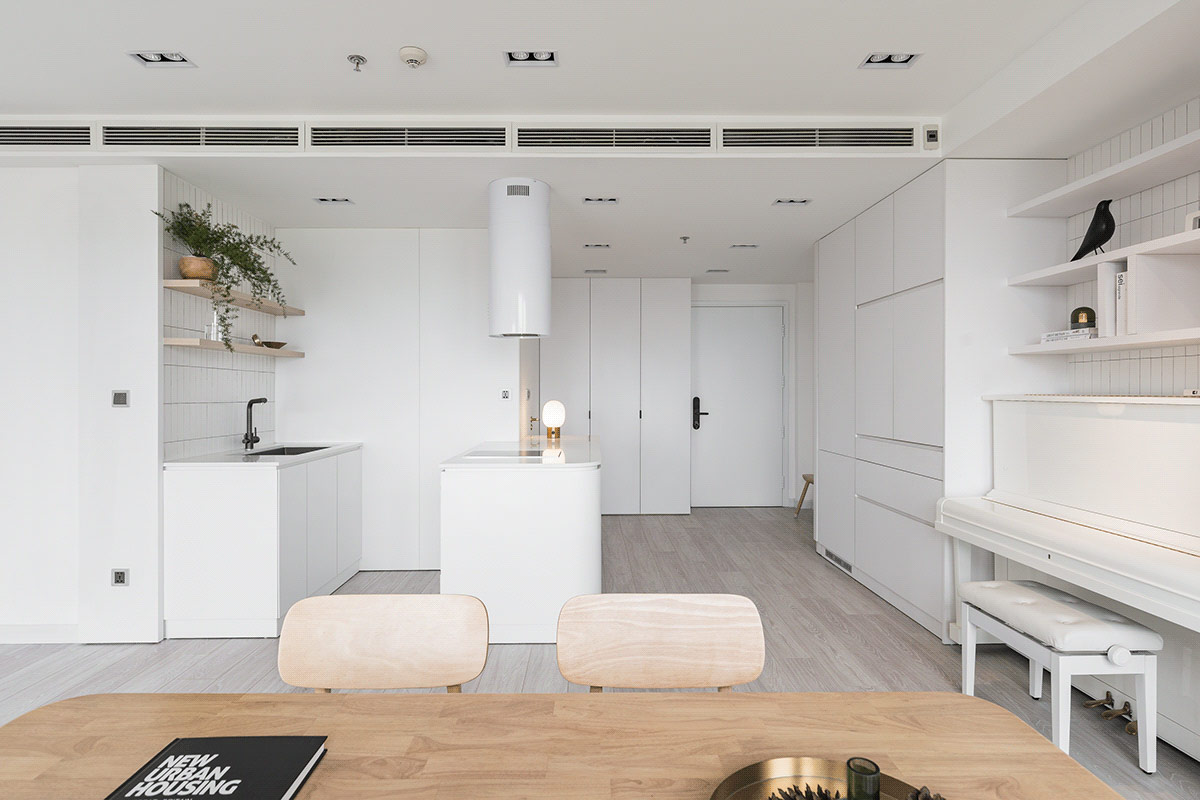 Ở lối vào căn hộ tối giản, kiến trúc sư thiết kế tủ quần áo màu trắng trơn hài hòa với không gian tổng thể, tạo cảm giác rộng thoáng hơn nhiều so với thực tế.