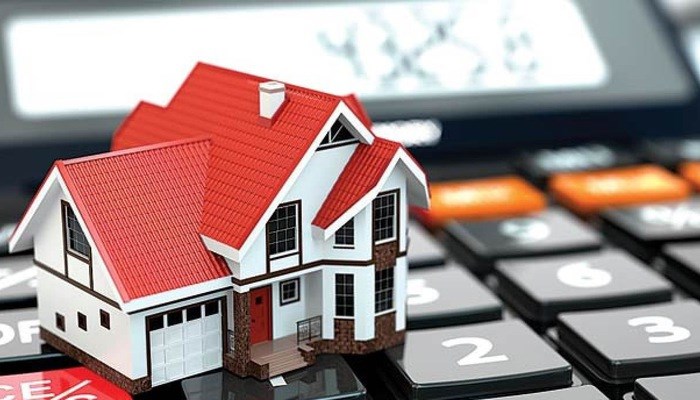 hình ảnh mô hình ngôi nhà ngói đỏ minh họa cho tín dụng vào bất động sản