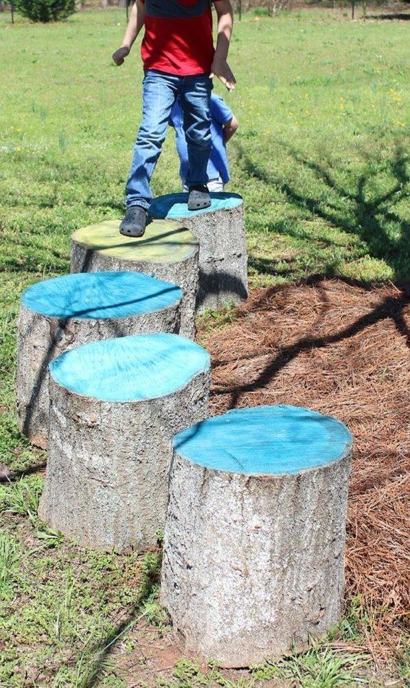 Bạn có thể sử dụng những gốc cây/khúc gỗ lớn trồng xuống đất, sơn bề mặt với tông màu vui nhộn - nơi cho trẻ thoải mái vận động, phát triển thể chất.