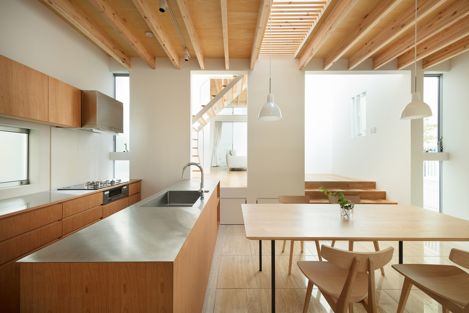 Trần, sàn, hầu hết nội thất đều bằng chất liệu gỗ màu sáng tạo cảm giác ấm cúng, thân thiện.