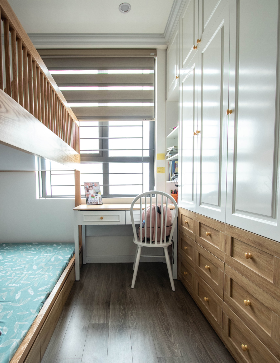 Phòng ngủ trẻ em với thiết kế giường tầng thông minh, đối diện là hệ tủ kệ cao kịch trần cung cấp không gian lưu trữ thoải mái. Cửa sổ kính lấy sáng tự nhiên tối đa, tạo độ thoáng cho không gian phòng.
