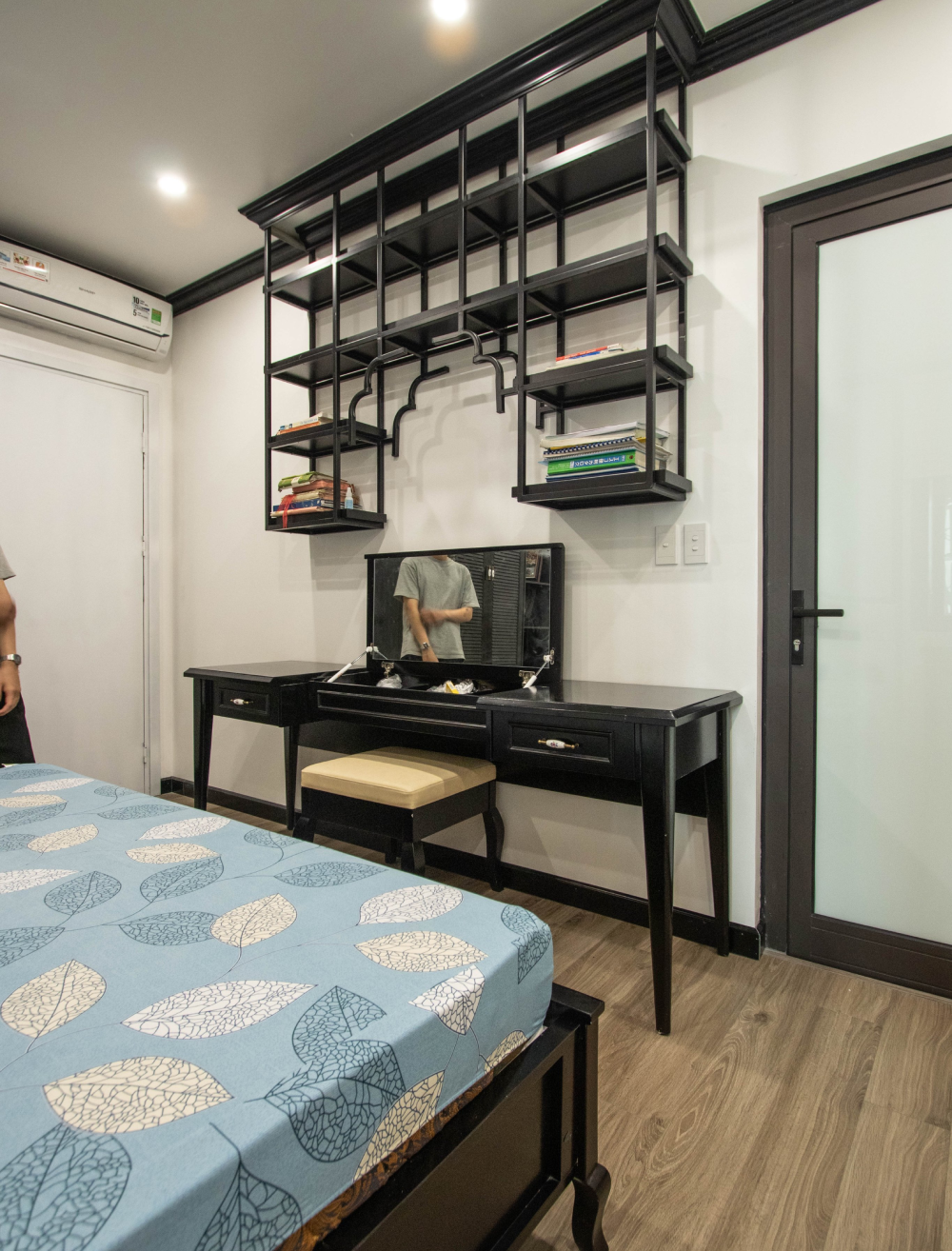 Phòng ngủ master trong căn hộ 70m2 tích hợp góc làm việc gọn đẹp, tiện dụng.
