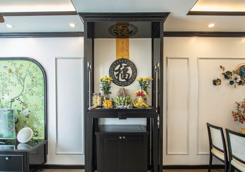 Góc thờ tự được bố trí khéo léo ở giữa phòng khách và phòng ăn, phân tách bởi lam gỗ màu đen sang trọng, đảm bảo tính tôn nghiêm cần có.