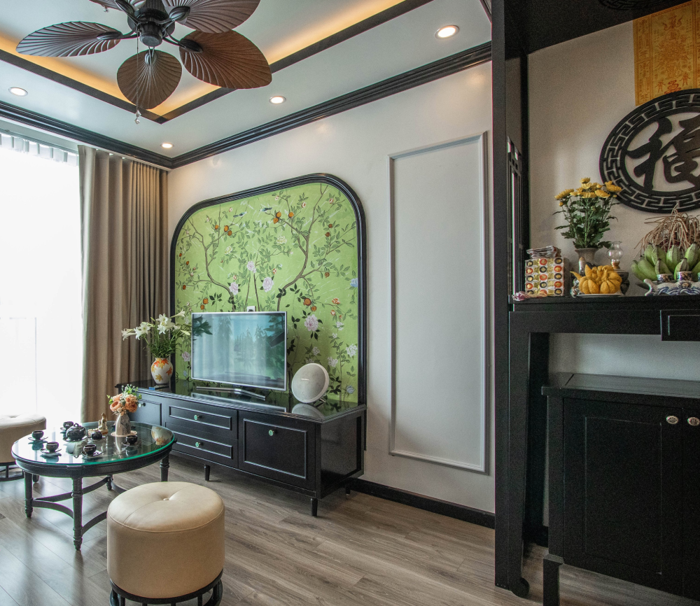 Không gian phòng khách ngập tràn ánh sáng tự nhiên với mảng tường họa tiết mùa xuân đậm chất Indochine. Nền tường trắng giúp đồ nội thất, phụ kiện màu sắc thêm phần nổi bật.