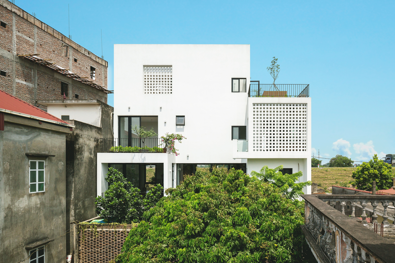 cân cảnh các tầng trên nhà phố Yên Nghĩa với tường sơn trắng, cửa sổ kính